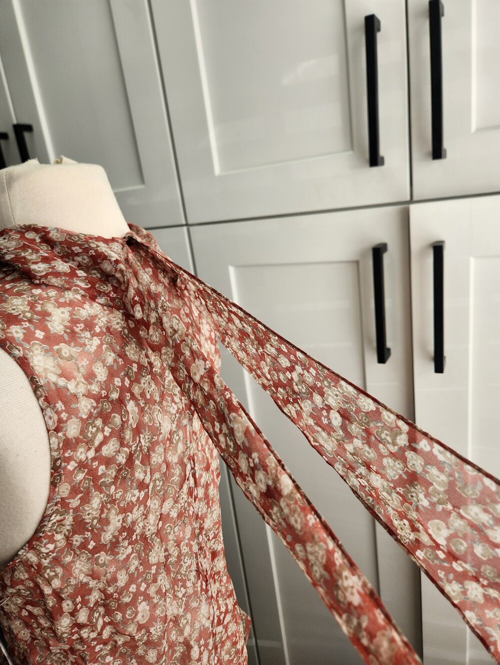 NWT Worth New York Floral Silk Sleeveless Blouse Tie Neck Size 4 - Picture 7 of 14